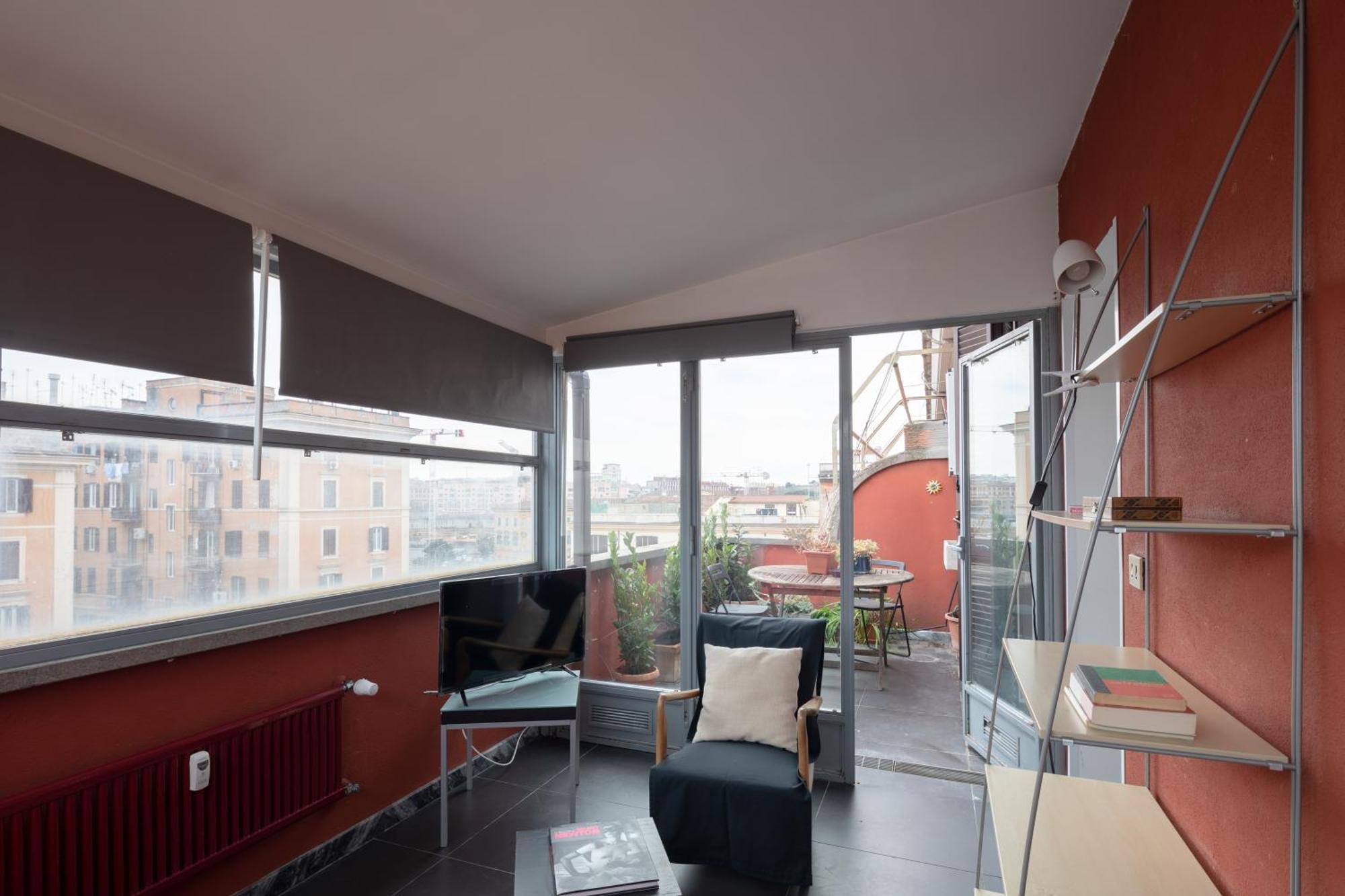 Attic With Terrace In San Lorenzo * Rom