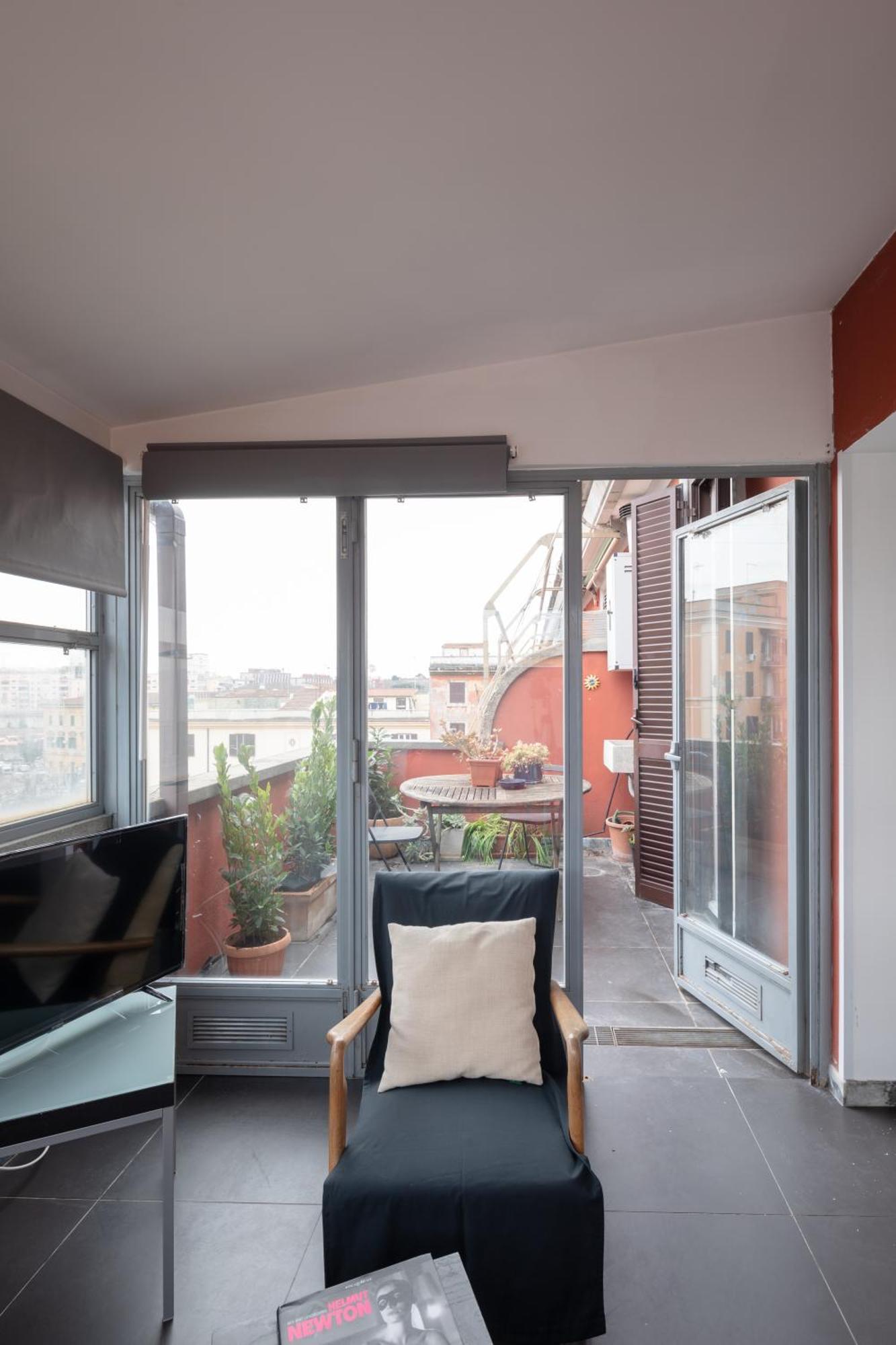 Attic With Terrace In San Lorenzo * Rom